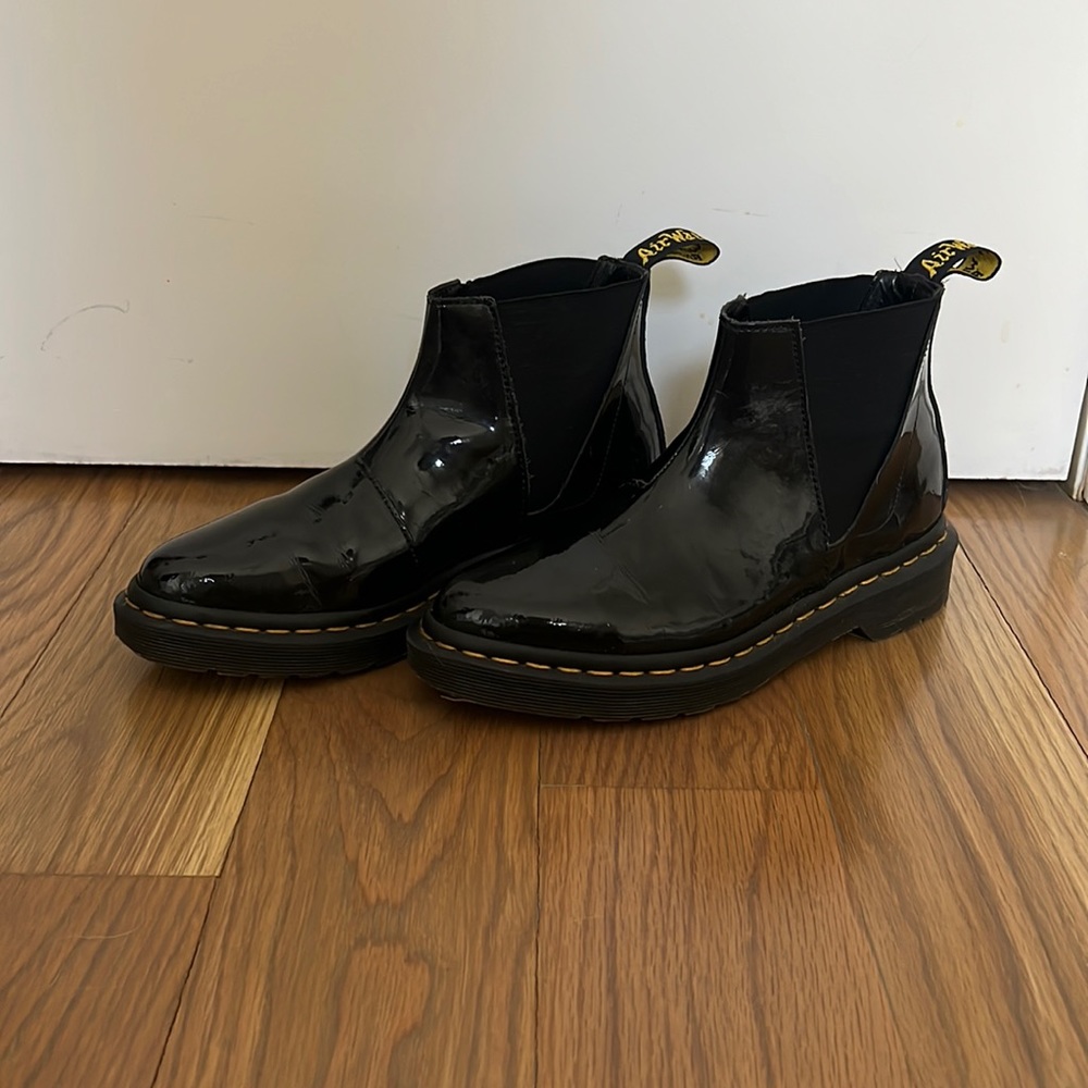 DR. MARTENS PATENT POINTED CHELSEA BOOT BLACK 5 35